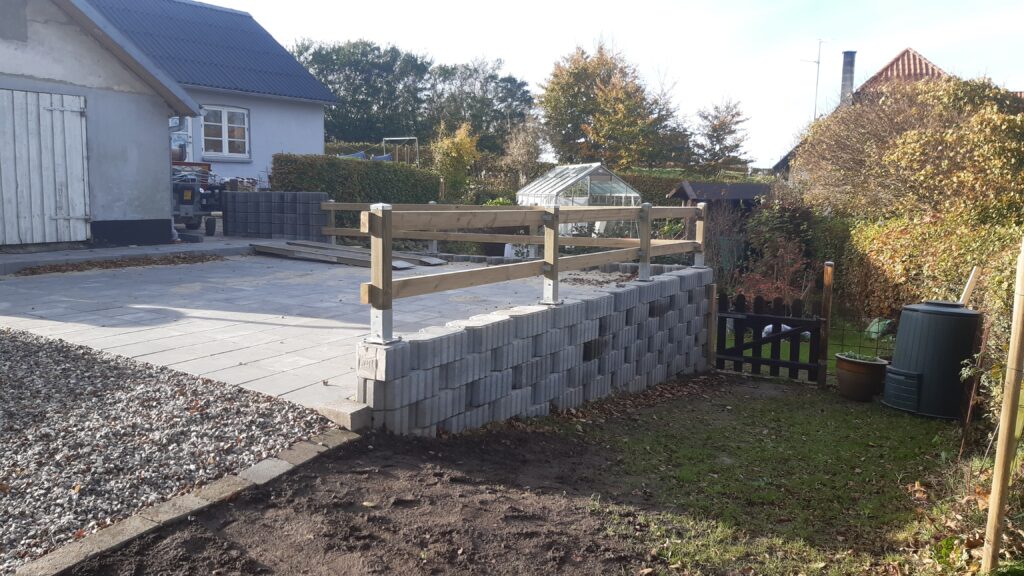 Anlæg og belægning – Lægning af fliser – Indkørsel og støttemur ved Viborg Indkørsel | lægning af fliser | opbygning af støttemur ved Viborg