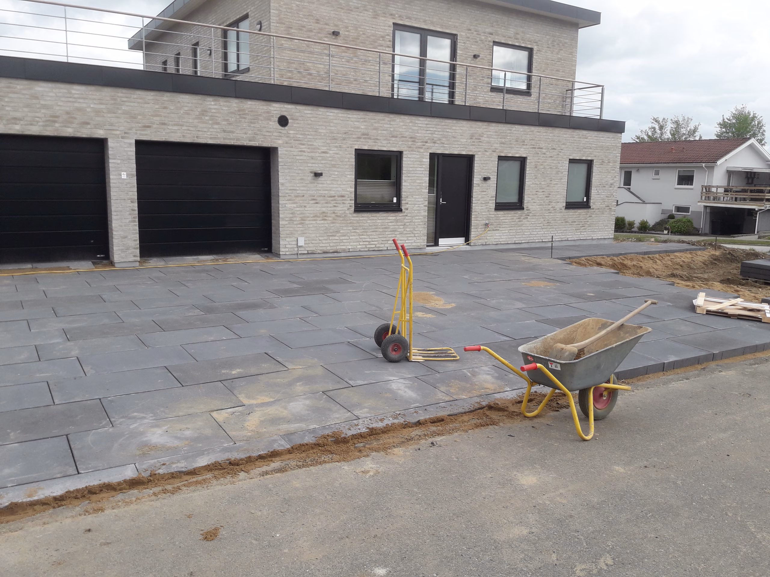 Indkørsel etableret i med 60x90x10 cm. betonfliser i koks